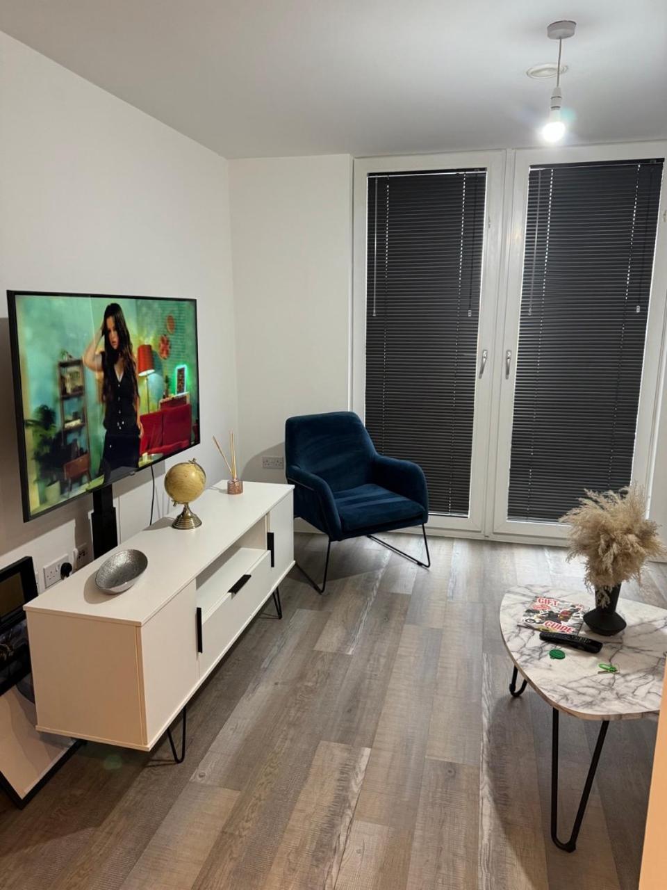 Morden 2 Bed Flat - Old Trafford Manchester