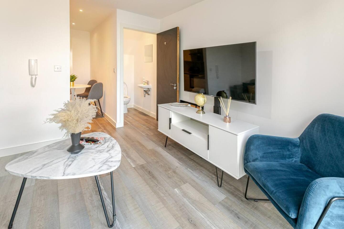 Apartment Morden 2 Bed Flat - Old Trafford *